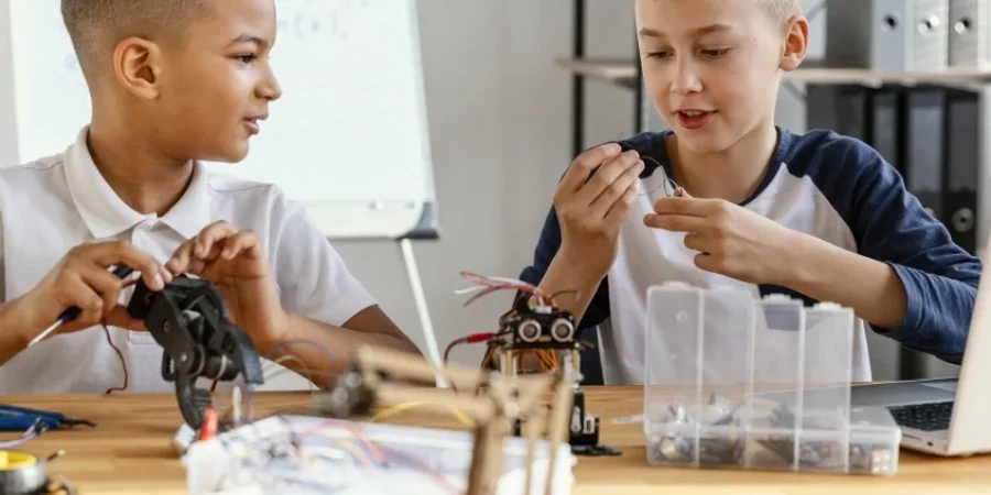 children-making-robot-1210x423.jpg