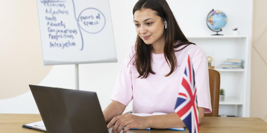 joven-profesora-ingles-haciendo-su-clase-online
