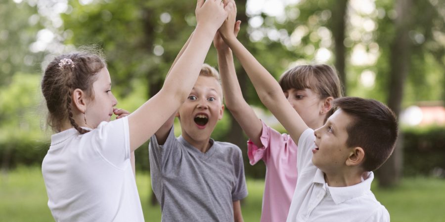 ninos-animando-antes-jugar-juego